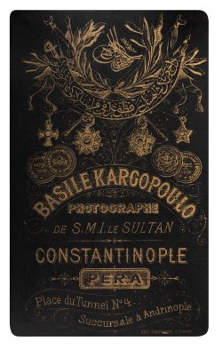 Carte de visite photographique de Basile Kargopoulo, 1860. © Collection Engin Özendes.
