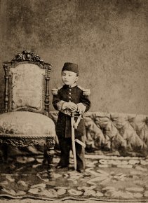 Basile Kargopoulo, Le prince Seyfeddin Efendi (1874-1927), fils du sultan Abdülaziz (r. 1861-1876) et de Gevheri Kadınefendi, 1879. © Collection Engin Özendes.