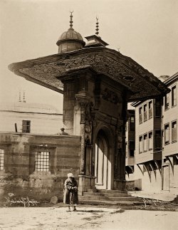 Sébah & Joaillier, Porte de l’imaret de Sainte-Sophie, 1890. © Collection Engin Özendes.