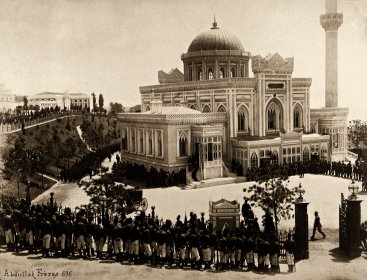 Abdullah Frères, Procession du vendredi à la mosquée de Yildiz, vers 1880. © Collection Engin Özendes.