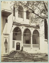 Portique latéral sud-ouest de la mosquée
                    Süleymaniye © Musée Guimet, Paris, Distr. Rmn / Image Guimet