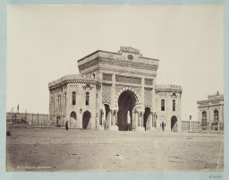 Porte du ministère de la Guerre (Seraskerlik
                    Kapısı) © Musée Guimet, Paris, Distr. Rmn / Image Guimet