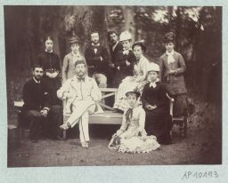 Groupe de Français dans le parc de la résidence d’été des
                    ambassadeurs de France à Tarabya © Musée Guimet, Paris, Distr. Rmn / Image Guimet