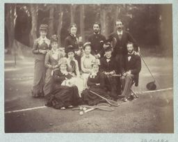 Groupe de Français sur un court de tennis dans le parc de la
                    résidence d’été des ambassadeurs de France à Tarabya © Musée Guimet, Paris, Distr. Rmn / Image Guimet
