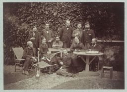 Groupe de Français dans le parc de la résidence d’été des
                    ambassadeurs de France à Tarabya © Musée Guimet, Paris, Distr. Rmn / Image Guimet