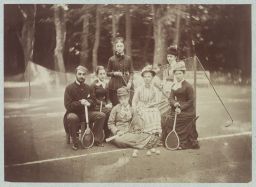 Groupe de Français sur un court de tennis dans le parc de la
                    résidence d’été des ambassadeurs de France à Tarabya © Musée Guimet, Paris, Distr. Rmn / Image Guimet