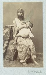 Femme et enfant © Musée Guimet, Paris, Distr. Rmn / Image Guimet