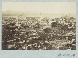 Panorama de la vieille ville d’Istanbul pris depuis la tour
                    de Beyazit © Musée Guimet, Paris, Distr. Rmn / Image Guimet
